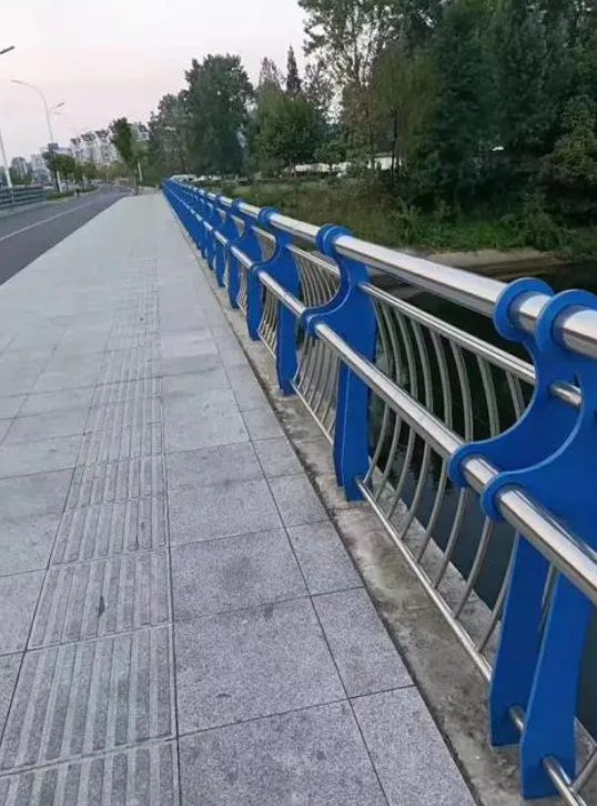佛山不锈钢管厂家生产的不锈钢楼梯扶手有哪些优点？